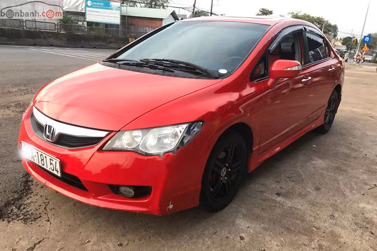 "Đáng đồng tiền bát gạo" nhất trong danh sách này chính là mẫu sedan hạng C của Honda. Theo đánh giá của người dùng, Honda Civic hội tụ đầy đủ yếu tố mà người dùng mong muốn như bền bỉ, nội thất rộng rãi, giữ dáng, cảm giác lái tốt, chi phí bảo dưỡng thấp. Trong tầm xe ôtô cũ giá 200 triệu, hiếm có mẫu xe nào có thể sánh ngang với Honda Civic.