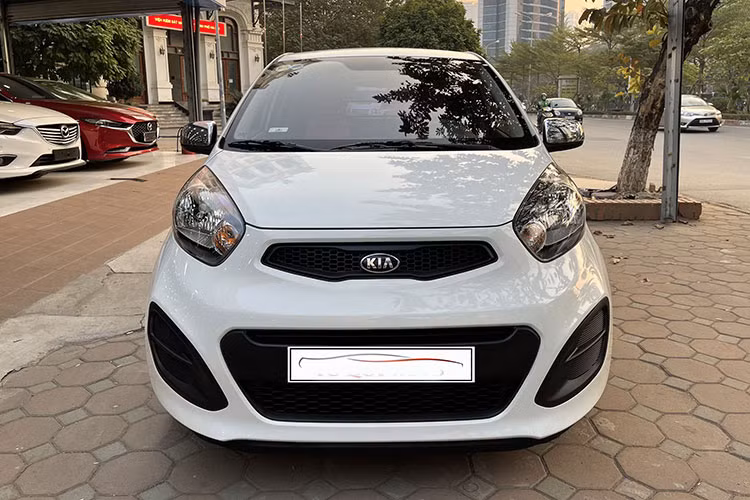 KIA Morning đời 2014 là một lựa chọn phù hợp với túi tiền của đại đa số người dùng. Trên thị trường xe cũ, KIA Morning có nhiều phiên bản cho bạn thoải mái lựa chọn. Trong đó, xe nhập khẩu là loại được nhiều người chọn mua nhiều hơn bởi có sự chênh lệch về trang bị và độ bền hơn hẳn bản lắp ráp. Ưu điểm của KIA Morning là kích thước nhỏ gọn, dễ di chuyển trên phố đông, ít hỏng vặt và tiết kiệm nhiên liệu.