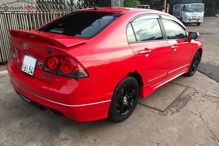 Những chiếc xe Honda Civic đời 2008 có số ODO khá cao nhưng "chất" xe tốt. Khung gầm, máy móc vẫn hoạt động tốt. Nhược điểm của chiếc xe là ít công nghệ, điểm mù cột A lớn, cách âm tốt so với xe cùng phân khúc.