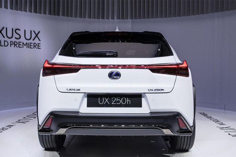 Ở phần đuôi xe, thiết kế đèn hậu LED tạo hình kéo dài liền mạch hết phương ngang giữa cửa hậu giúp cho nó mang hình hài mới lạ hơn, đây cũng là xu hướng thiết kế đèn hậu đang rất được ưa chuộng hiện nay. Theo Lexus cho hay, đèn hậu của UX là tổ hợp tới 120 bóng LED và được định hình thon dần vào giữa với độ dày chỉ 3mm.