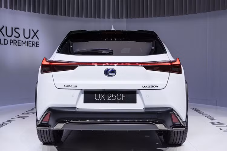 Ở phần đuôi xe, thiết kế đèn hậu LED tạo hình kéo dài liền mạch hết phương ngang giữa cửa hậu giúp cho nó mang hình hài mới lạ hơn, đây cũng là xu hướng thiết kế đèn hậu đang rất được ưa chuộng hiện nay. Theo Lexus cho hay, đèn hậu của UX là tổ hợp tới 120 bóng LED và được định hình thon dần vào giữa với độ dày chỉ 3mm.