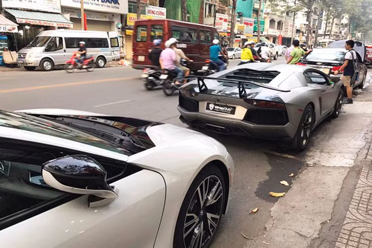 Cụ thể, để mang đến ngoại thất hiếu chiến hơn trước, siêu xe Lamborghini Aventador LP700-4 được cho thay áo từ trắng muốt sang màu xám xước tương tự siêu máy bay tàng hình F-22 Raptor. Điểm nhấn ở ngoại hình là đường sọc màu đen chạy dài từ nắp capô, lên trần và kết thúc ở đuôi xe.