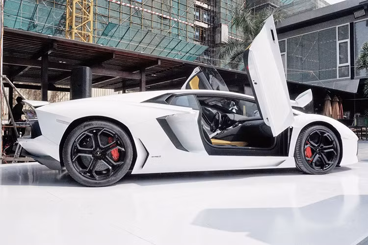 Nội thất của siêu xe thể thao này với ghế ngồi và vô-lăng bọc da cao cấp đi kèm là các đường chỉ khâu màu xanh tương phản, màn hình điều khiển LCD hiện đại, các nút bấm kích thước lớn giúp người dùng dễ thao tác. Phần công tắc đề máy có nắp đậy màu đỏ, cùng với đó là 3 tùy chọn chế độ lái gồm; Sport, Strada và Corsa.