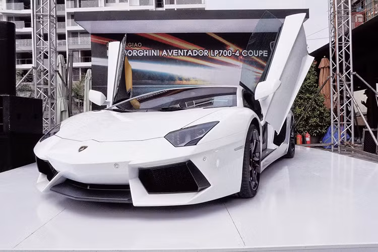 Giống như truyền thống vốn có, những siêu xe của Lamborghini được sản xuất ra đều lấy tên của một chú bò tót đặc biệt can đảm tới từ Tây Ban Nha. Vào tháng 10/1993, chú bò Aventador đã được cả thị trấn Arena Saragossa biết đến chỉ sau một trận đấu.