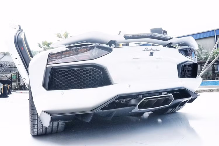  Mẫu siêu xe Aventador LP 700-4 ra mắt chính thức thị trường Thế giới vào năm 2013, xe được trang bị động cơ nạp khí tự nhiên V12 6.5L, công suất 700 mã lực tại 8.250v/ph, mô-men xoắn cực đại 690Nm tại 5.500v/ph, hộp số ISR 7 cấp và dẫn động 4 bánh toàn thời gian. Siêu xe mất 2,9 giây để tăng tốc 0-100km/h và vận tốc tối đa 350km/h.
