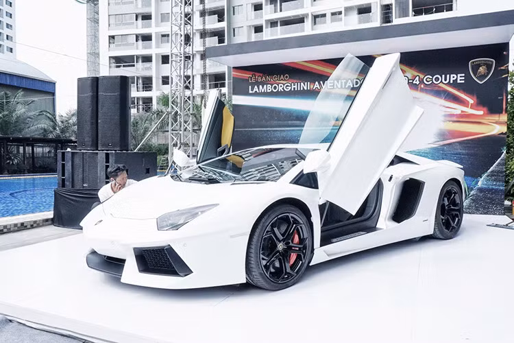 Siêu xe Lamborghini Aventador LP700-4 chính hãng từng được niêm yết với mức giá 33,7 tỷ đồng tại Việt Nam. Sau đó giá xe giảm xuống còn 22,5 tỷ đồng. Còn giá bán cụ thể mẫu siêu xe độ khủng trong bài viết này của đại gia Sài Gòn hiện vẫn chưa được tiết lộ.
