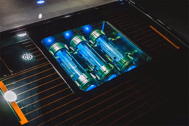 Xe sở hữu khối động cơ Atkinson V8 dung tích 5.0 L hút khí tự nhiên, đi cùng với hộp số Direct Shift 10 cấp. Động cơ này cho phép nó đạt công suất 471 mã lực tại vòng tua 7.100 vòng/ phút và mô-men xoắn cực đại 540 Nm tại tại vòng tua 4.800 vòng/ phút.