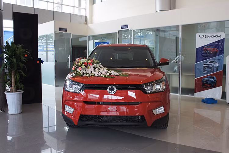 Nói tới Ssangyong chúng ta thường nghĩ ngay đến các dòng xe địa hình SUV gầm cao với khả năng dẫn động 4 bánh ưu việt mà không biết rằng nửa thế ký trước hãng đã rất thành công với các dòng xe van, xe bus, xe đặc chủng và dòng xe tải thương mại. Chiếc xe đầu tiên của hãng xuất khẩu tới thị trường Việt Nam là vào năm 1967.