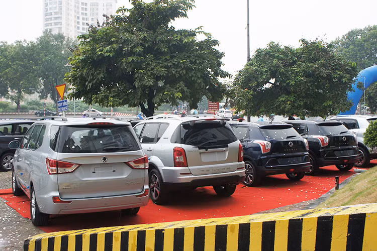 Bên cạnh việc cung cấp, phân phối phụ tùng và bảo hành cho các dòng xe, tại showroom này còn đang trưng bày khá đầy đủ các dòng sản phẩm của thương hiệu SsangYong đang có mặt tại Việt Nam bao gồm: Tivoli, Korando, Rexton, Turismo...