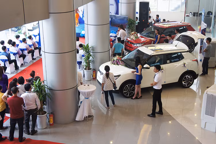 Những công nghệ mới nhất cùng với đội ngũ kỹ thuật viên chuyên nghiệp được đào tạo bài bản có khả năng đáp ứng nhanh và làm hài lòng nhu cầu của khách hàng tốt nhất. Xưởng dịch vụ có khả năng tiếp nhận khoảng 30 lượt xe bảo dưỡng, 10 xe sửa chữa thân vỏ hàng ngày.