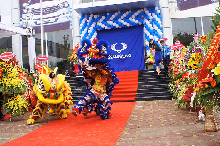 SsangYong Thăng Long được xem là đại lý 3S đầu tiên tại Việt Nam, được thiết kế theo tiêu chuẩn chính hãng của SsangYong tại Hàn Quốc. Đại lý 3S này sở hữu tổng diện tích là 3.700m2 (bao gồm cả showroom, khu vực phòng chờ của khách và xưởng dịch vụ).