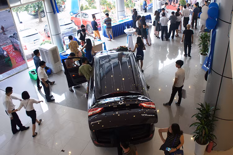 Với diện tích gần 2000m2 xưởng dịch vụ được đầu tư trang thiết bị hiện đại theo tiêu chuẩn của hãng bao gồm: Hệ thống cầu nâng 2 trụ, 4 trụ và các thiết bị chẩn đoán điện tử, đo kiểm góc đặt bánh xe, cân chỉnh tay lái, phòng sơn đạt tiêu chuẩn…