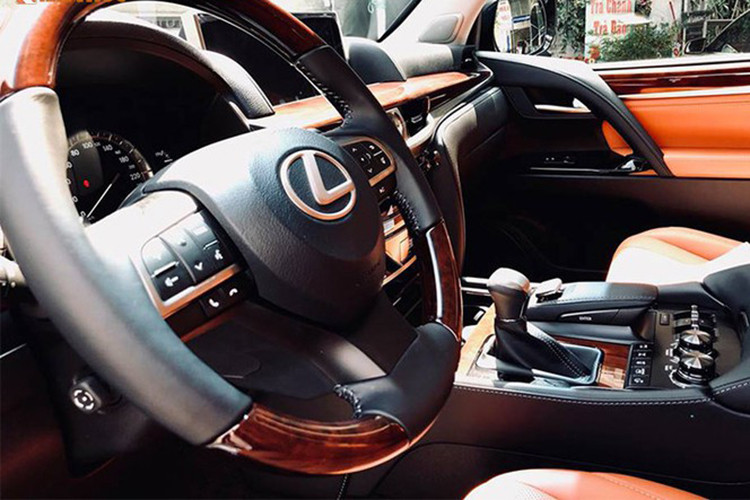 Thay đổi bên trong khoang lái của Lexus LX570 Super Sport 2018 với bản tiêu chuẩn khá khiêm tốn với bàn đạp nhôm và ghế ngồi bọc da màu nâu. Nếu không thích màu nâu, khách hàng có thể yêu cầu bọc da màu đỏ, trắng hay bất cứ màu nào chủ nhân của xe yêu thích.