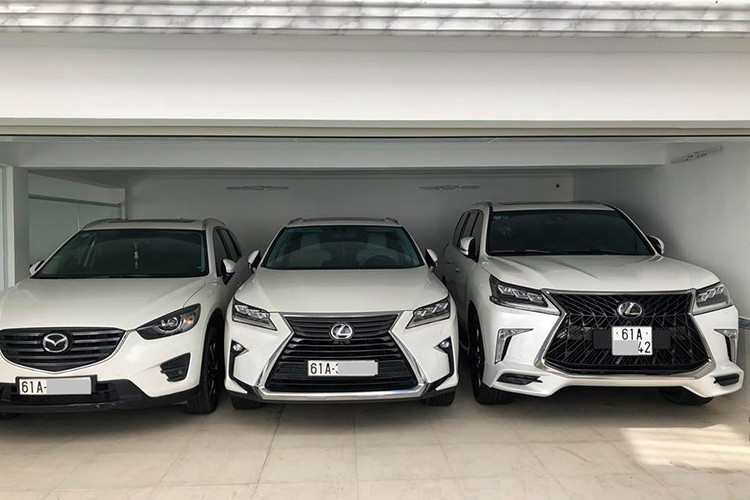 Động cơ trên Lexus LX570 Super Sport 2018 kết hợp với hộp số tự động 8 cấp tiêu chuẩn và hệ dẫn động 4 bánh toàn thời gian, 5 chế độ lái khác nhau là Normal, Eco, Comfort, Sports và Sports+. Được biết, tại thị trường Việt Nam hiện nay có không 30 chiếc LX570 Super Sport được các đại gia đặt hàng nhập kaaur theo diện tư nhân về để sử dụng.