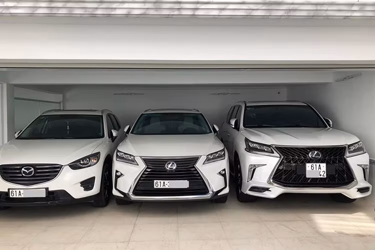 Động cơ trên Lexus LX570 Super Sport 2018 kết hợp với hộp số tự động 8 cấp tiêu chuẩn và hệ dẫn động 4 bánh toàn thời gian, 5 chế độ lái khác nhau là Normal, Eco, Comfort, Sports và Sports+. Được biết, tại thị trường Việt Nam hiện nay có không 30 chiếc LX570 Super Sport được các đại gia đặt hàng nhập kaaur theo diện tư nhân về để sử dụng.