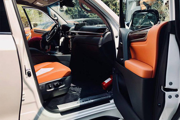 Đáng tiếc là hệ dẫn động của Lexus LX570 Super Sport 2018 không có gì thay đổi, xe vẫn được trang bị động cơ V8, dung tích 5,7 lít tương tự như bản tiêu chuẩn. "Trái tim" này sản sinh công suất tối đa 367 mã lực tại vòng tua máy 5.600 vòng/phút và mô-men xoắn cực đại 530 Nm tại vòng tua máy 3.200 vòng/phút.