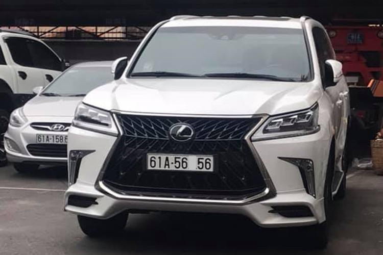 Là chiếc thứ ba tại Bình Dương, Lexus LX570 Super Sport 2018 này sở hữu biển độc với cặp 56 lặp đầu và cuối dãy biển số. Trong đó, theo quan niệm người Á Đông, số 5 có nghĩa là NĂM (ngày, tháng, năm) và 6 tượng trưng cho LỘC, như vậy, 56 có thể hiểu là chiếc xe sẽ luôn mang đến cho chủ xe may mắn, năm nào cũng là năm lộc. Ý nghĩa này được nhân lên gấp bội khi tấm biển số chứa hẳn 2 cặp 56.