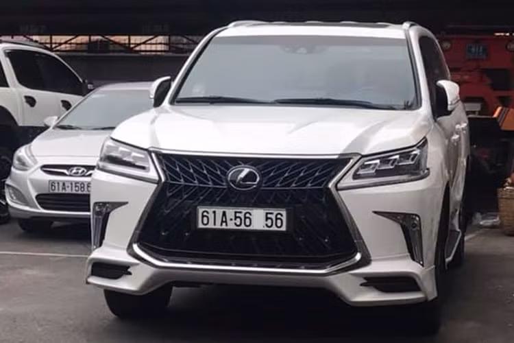 Là chiếc thứ ba tại Bình Dương, Lexus LX570 Super Sport 2018 này sở hữu biển độc với cặp 56 lặp đầu và cuối dãy biển số. Trong đó, theo quan niệm người Á Đông, số 5 có nghĩa là NĂM (ngày, tháng, năm) và 6 tượng trưng cho LỘC, như vậy, 56 có thể hiểu là chiếc xe sẽ luôn mang đến cho chủ xe may mắn, năm nào cũng là năm lộc. Ý nghĩa này được nhân lên gấp bội khi tấm biển số chứa hẳn 2 cặp 56.