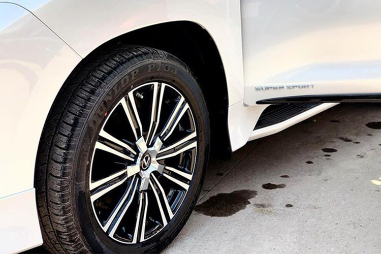 Trên mẫu xe SUV hạng sang Lexus cỡ lớn này, nó được bộ phận TRD trang bị vỏ gương màu đen cùng bộ vành hợp kim đa chấu cỡ lớn lòng đen mặt ánh kim nổi bật trên thân xe gây ấn tượng và thể thao cho mẫu xe nhà Lexus. 