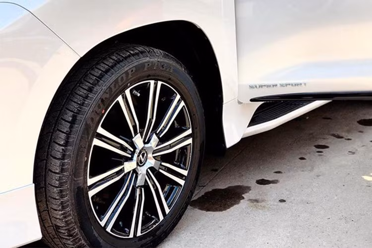 Trên mẫu xe SUV hạng sang Lexus cỡ lớn này, nó được bộ phận TRD trang bị vỏ gương màu đen cùng bộ vành hợp kim đa chấu cỡ lớn lòng đen mặt ánh kim nổi bật trên thân xe gây ấn tượng và thể thao cho mẫu xe nhà Lexus. 