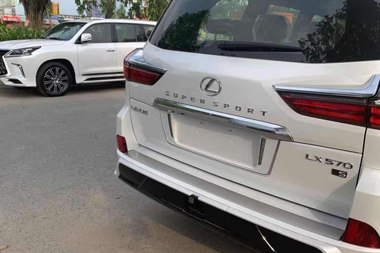 Ngoài ra, hốc gió trước của Lexus LX570 Super Sport có thêm thanh chia gió, bên hông và đuôi xe có dòng chữ Super Sport như một dấu hiệu để nhận biết. Chưa hết, cản va trước/sau của xe cũng được sửa đổi lại thiết kế.