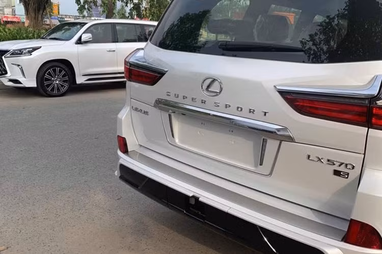 Ngoài ra, hốc gió trước của Lexus LX570 Super Sport có thêm thanh chia gió, bên hông và đuôi xe có dòng chữ Super Sport như một dấu hiệu để nhận biết. Chưa hết, cản va trước/sau của xe cũng được sửa đổi lại thiết kế.