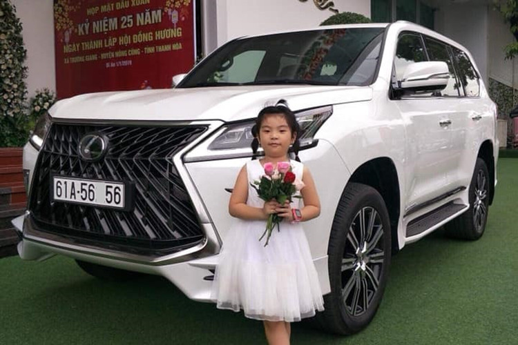 Dù có mang biển số cặp 56 đẹp, nhưng chiếc Lexus LX570 phiên bản Super Sport 2018 này vẫn có các trang bị giống với 2 chiếc Lexus LX570 Super Sport còn lại ở Bình Dương. Ngoại thất xe có lưới tản nhiệt thiết kế lại và sơn đen bóng tạo sự khác biệt so với bản tiêu chuẩn.