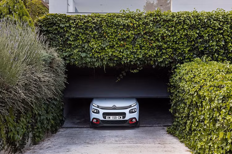 C3 khá nhỏ gọn, phù hợp với môi trường đô thị, xe sử dụng nền tảng Platform A mới (tương tự nền tảng PF1 của DS3 và Peugeot 208) có thêm hệ thống thanh bảo vệ hình chữ H bố trí dưới ghế ngồi giúp gia tăng thêm khả năng chịu lực cho chiếc hatchback khi xảy ra va chạm.