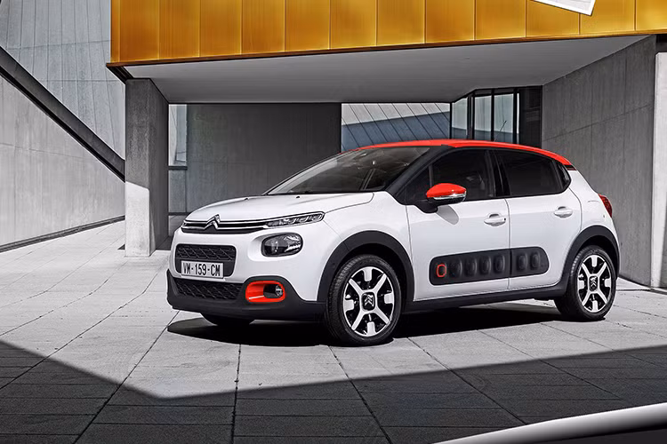 Với 36 tuỳ chọn kết hợp màu, 9 tông màu chủ đạo, 3 tông màu trần xe, 4 tông màu nội thất (nổi bật là tông đỏ Urban Red với các thi tiết màu đỏ trên táp lô cùng chỉ khâu đỏ trên ghế), khách hàng có thể tự do tuỳ biến chiếc hatchback tới từ Pháp theo sở thích của mình. 