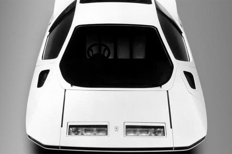 Thân xe dẹp và dài, các vòm bánh xe che hơn 1/2 chiều cao bánh xe và phần mui xe - cửa - kính chắn gió trượt ra phía trước để mở cửa là những điểm gây ấn tượng trên chiếc concept này.