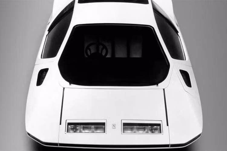 Thân xe dẹp và dài, các vòm bánh xe che hơn 1/2 chiều cao bánh xe và phần mui xe - cửa - kính chắn gió trượt ra phía trước để mở cửa là những điểm gây ấn tượng trên chiếc concept này.