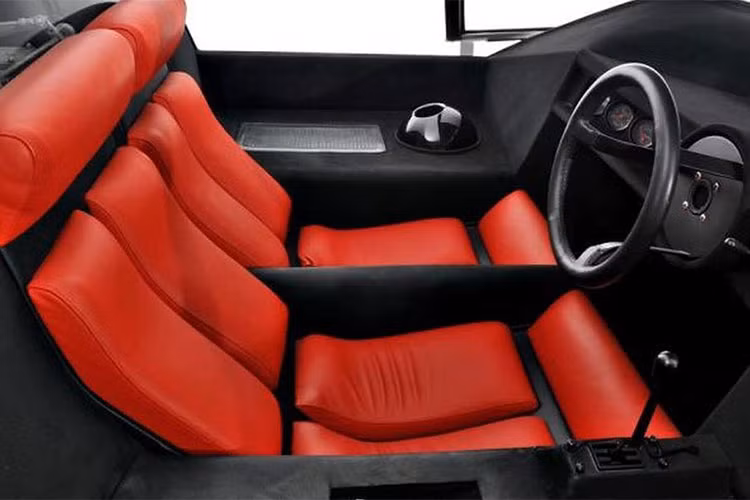 Dù đã 50 năm tuổi, hiệu suất của 512S Modulo vẫn còn rất đáng sợ: tăng tốc 0-100 km/h trong 3,1 giây và tốc độ tối đa 354 km/h. So với chiếc Ferrari hiện đại như 488 GTB, 512S Modulo có vận tốc tối đa nhanh hơn 24 km/h và chỉ chịu thua 0,1 giây khi tăng tốc 0-100 km/h. 