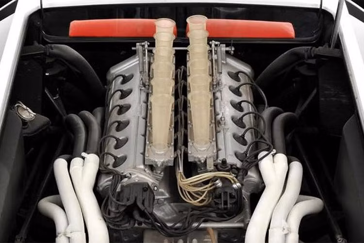 Mẫu siêu xe này dùng chung khung gầm với chiếc xe đua 512S cùng thiết kế đầy tính khí động học, 512S Modulo được trang bị động cơ V12 5.0L sản sinh công suất 550 mã lực.