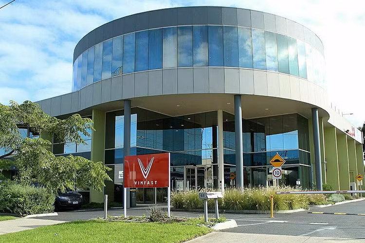Hang xe VinFast dong cua Trung tam thiet ke - ky thuat tai Uc-Hinh-2