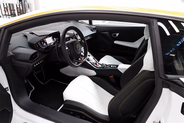 Ở bên trong cabin, chiếc Huracan đặc biệt này cũng có nội thất "hàng thửa'. Các ghế ngồi và tấm ốp cửa của chiếc xe được bọc bằng da cao cấp màu trắng Bianco Leda Sportivo, kết hợp với một số mảng da màu đen. Những mảng da này được khâu với nhau bởi chỉ màu vàng tương phản.