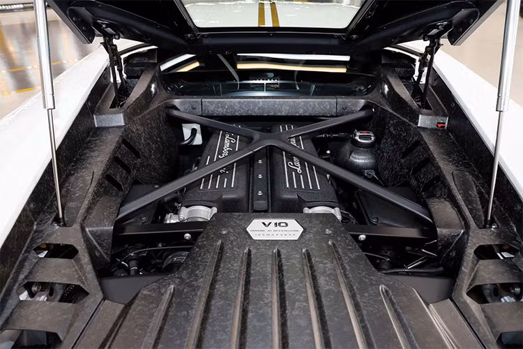 Nằm bên dưới nắp máy phía sau, xe vẫn sử dụng khối động cơ V10 nạp khí tự nhiên với dung tích 5.2 lít, sản sinh công suất 572 mã lực và mô-men xoắn 540Nm. Kết hợp với hộp số ly hợp kép 7 cấp, xe chỉ mất 3,4 giây để tăng tốc từ 0-100km/h trước khi đạt vận tốc tối đa 320km/h.