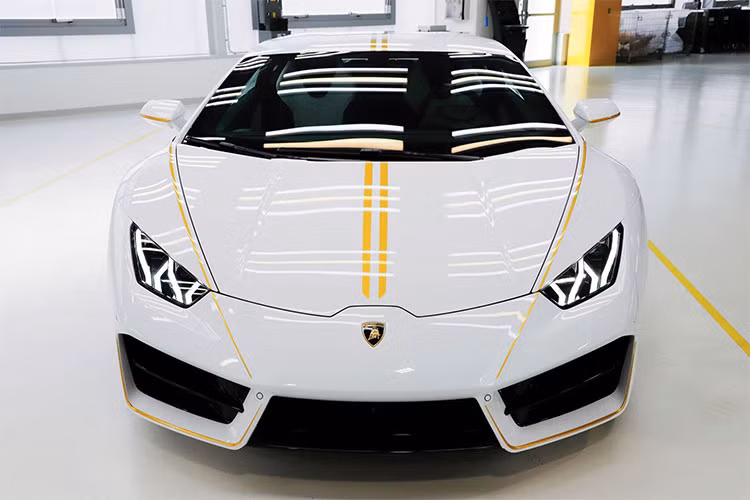 Thêm vào đó, chiếc siêu xe Lamborghini của Đức Giáo Hoàng Francis còn có bộ mâm 5 cánh kép 2 tông màu và các heo phanh sơn đen Nero. Đặc biệt, Giáo Hoàng Francis sẽ để lại chữ ký lưu bút trên nắp ca-pô.