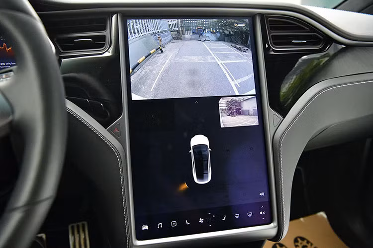 Cầm chìa khoá của Tesla trên tay người dùng có thể mở được tất cả các cửa, muốn mở nắp ca-pô phía trước chỉ cần nhần 2 lần liên tiếp vào phần đầu của chiếc chìa khoá. Khởi động xe không cần cắm chìa, chỉ cần gạt cần số phía sau vô-lăng. Chìa khoá này có thể lưu toàn bộ thông tin mà chủ xe khi sử dụng đã cài đặt trên xe của mình như một thiết bị bộ nhớ.