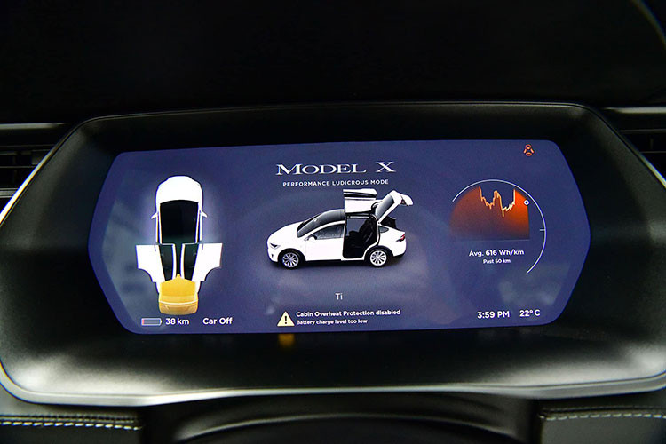 Nội thất xe thiết kế cực kì đơn giản nhưng rất tiện nghi và hiện đại. Trung tâm cabin là màn hình cảm ứng 17 inch đặt dọc và hơi chếch về phía người lái. Trên màn hình này người dùng có thể làm được vô số thứ với chiếc xe như sử dụng bản đồ, kết nối internet, điều chỉnh ghế ngồi, giải trí, điều chỉnh nhiệt độ, đóng mở cửa xe,... Ngoài ra, phía sau vô-lăng còn là một màn hình thông tin hiển thị điện tử sắc nét.