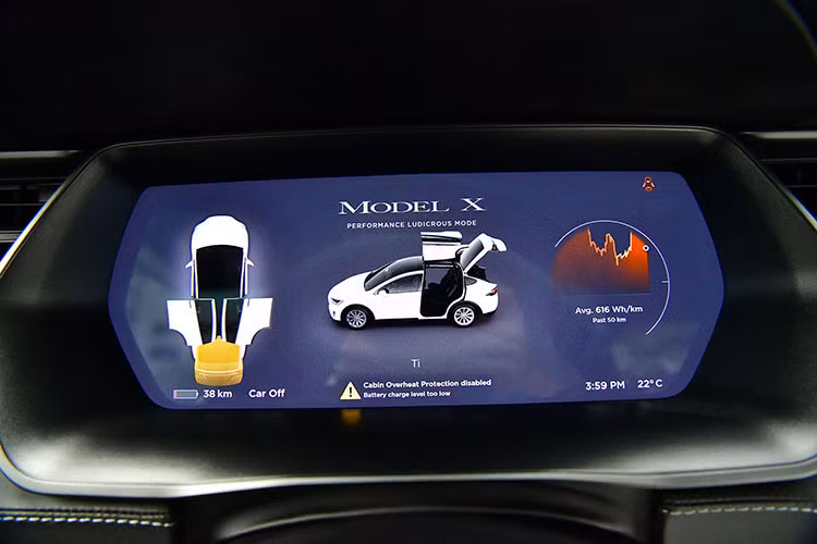 Nội thất xe thiết kế cực kì đơn giản nhưng rất tiện nghi và hiện đại. Trung tâm cabin là màn hình cảm ứng 17 inch đặt dọc và hơi chếch về phía người lái. Trên màn hình này người dùng có thể làm được vô số thứ với chiếc xe như sử dụng bản đồ, kết nối internet, điều chỉnh ghế ngồi, giải trí, điều chỉnh nhiệt độ, đóng mở cửa xe,... Ngoài ra, phía sau vô-lăng còn là một màn hình thông tin hiển thị điện tử sắc nét.