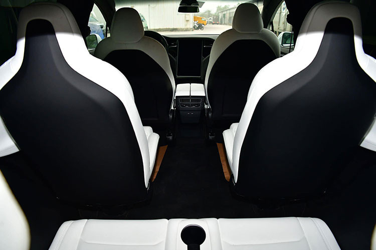 Toàn bộ những cục pin năng lượng được đặt dưới sàn thế nên Tesla Model X có tới 2 cốp chứa đồ. Một ở phía sau và 1 ở phía trước dưới nắp ca-pô. Một số công nghệ an toàn nổi bật trên xe gồm có cảnh báo chống va chạm, phanh khẩn cấp tự động, hệ thống dẫn động 4 bánh, gương gập điện, thân xe làm từ nhôm gia công cường lực...