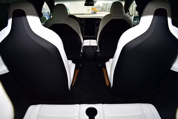 Toàn bộ những cục pin năng lượng được đặt dưới sàn thế nên Tesla Model X có tới 2 cốp chứa đồ. Một ở phía sau và 1 ở phía trước dưới nắp ca-pô. Một số công nghệ an toàn nổi bật trên xe gồm có cảnh báo chống va chạm, phanh khẩn cấp tự động, hệ thống dẫn động 4 bánh, gương gập điện, thân xe làm từ nhôm gia công cường lực...