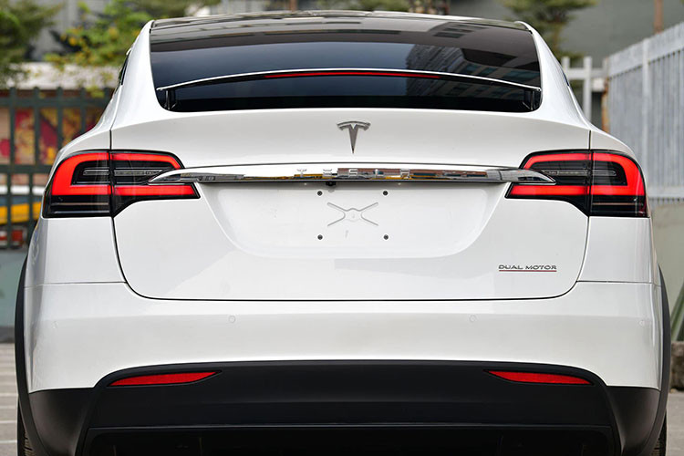 Điều tạo nên sự đặc biệt và giá trị của một chiếc Tesla Model X chính là việc xe chạy hoàn toàn bằng điện mà không cần đến sự hỗ trợ của động cơ xăng. Với một lần sạc đầy, phiên bản P100D có thể di chuyển quãng đường tối đa 465 km.
