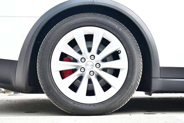 Cửa sau xe mở lên dạng Falcon tích hợp cảm biến tránh vật cản giúp cửa có thể mở dựng thẳng lên như cánh chim. Người ngồi bên trong xe cũng có thể đóng và mở cửa xe thông qua việc điều khiển trên màn hình cảm ứng trung tâm. Ngoài ra, cánh cửa xe còn có khả năng nhún nhảy theo nhịp nhạc cài đặt sẵn một cách hết sức sinh động.