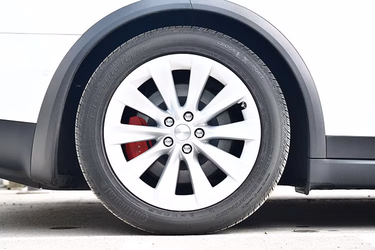 Cửa sau xe mở lên dạng Falcon tích hợp cảm biến tránh vật cản giúp cửa có thể mở dựng thẳng lên như cánh chim. Người ngồi bên trong xe cũng có thể đóng và mở cửa xe thông qua việc điều khiển trên màn hình cảm ứng trung tâm. Ngoài ra, cánh cửa xe còn có khả năng nhún nhảy theo nhịp nhạc cài đặt sẵn một cách hết sức sinh động.