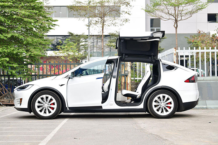 Tesla Model X chạy điện sở hữu chiều dài 5.037 mm, rộng 2.272 mm, chiều dài trục cơ sở 2.964 mm. Mâm xe 22 inch màu trắng với cùm phanh màu đỏ. Đèn pha, đèn định vị, đèn phanh đèn hậu đều sử dụng công nghệ LED hiện đại.