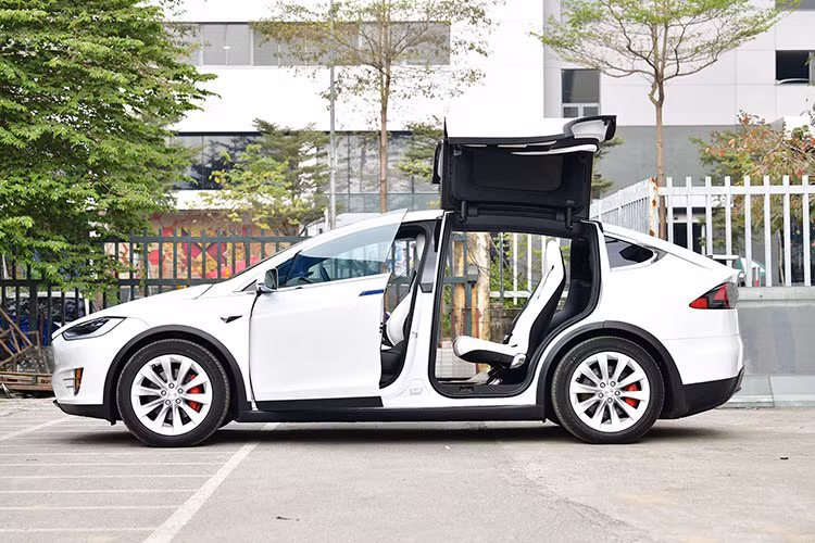 Tesla Model X chạy điện sở hữu chiều dài 5.037 mm, rộng 2.272 mm, chiều dài trục cơ sở 2.964 mm. Mâm xe 22 inch màu trắng với cùm phanh màu đỏ. Đèn pha, đèn định vị, đèn phanh đèn hậu đều sử dụng công nghệ LED hiện đại.