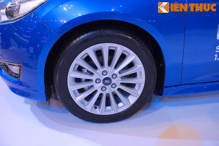 Ngoài Mazda3 hay Kia Cerato, các khách hàng Việt muốn mua xe cũng có lựa chọn khác là Chevrolet Cruze ở tầm giá bình dân hơn, Toyota Altis có nhiều cấu hình từ thấp đến cao phong phú, hoặc Honda Civic ở ngưỡng cao cấp nhất phân khúc… nên Focus ít khi được nhắc đến.