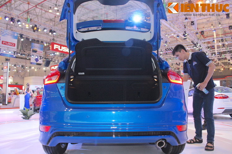 Với giá bán mới ở các đại lý, hiện nay mẫu xe Focus bản Trend đã rẻ hơn cả những mẫu xe hạng B như Honda City bản TOP (599 triệu đồng) hay Toyota Vios bản G CVT (576 triệu đồng). Xét trong phân khúc C, Focus Trend cũng trở thành xe trang bị hộp số tự động rẻ nhất, có giá thấp hơn Kia Cerato 1.6 AT (579 triệu đồng).