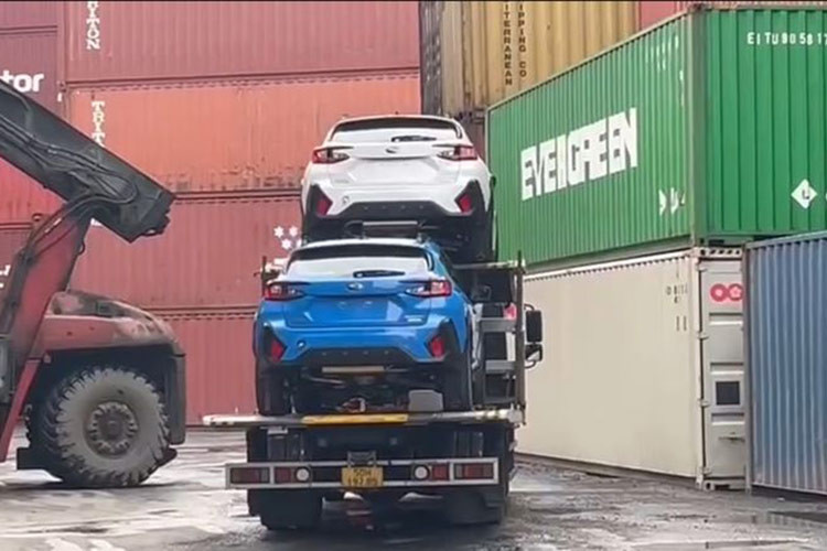 Theo những hình ảnh rò rỉ, Subaru Crosstrek 2025 vừa về Việt Nam sẽ có ít nhất 3 màu ngoại thất là đỏ, xanh và trắng. Hiện tại, chưa có thông tin về số lượng phiên bản của mẫu xe này.